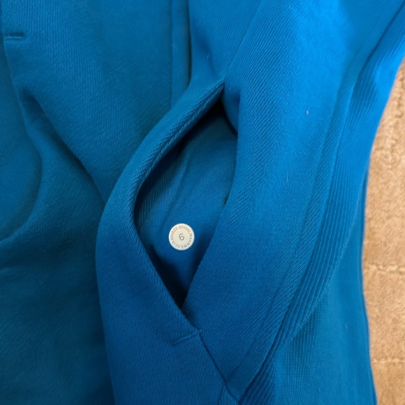 Lululemon Scuba size 6 in Great shape worn a couple not faded - Picture 3 of 4